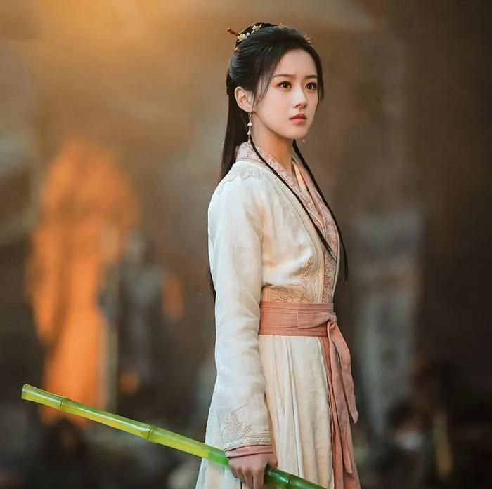 Là Bang chủ đời thứ 19 của Cái Bang, Hoàng Dung nổi tiếng với trí tuệ hơn người cùng khả năng ứng biến linh hoạt trên giang hồ. Bà thành thạo Đả Cẩu Bổng Pháp, Mãn Thiên Hoa Vũ Trập Kim Châm và lĩnh hội một phần Cửu Âm Chân Kinh. Dù không lấy nội lực làm thế mạnh như nhiều đại cao thủ khác, Hoàng Dung vẫn luôn được xếp vào hàng nhất lưu nhờ khả năng kết hợp võ công, mưu trí và kinh nghiệm thực chiến, đặc biệt ở giai đoạn trung niên.
