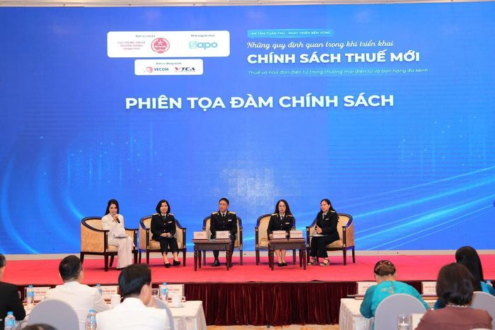Các khách mời cùng trao đổi tại Hội thảo.