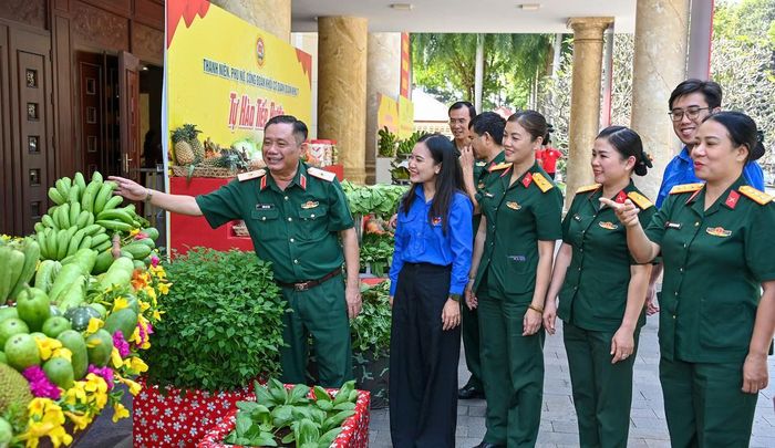 Thiếu tướng Trần Chí Tâm, Phó Chính ủy Quân khu 7 tham quan các sản phẩm tăng gia sản xuất của hội viên phụ nữ các đơn vị Quân khu 7.