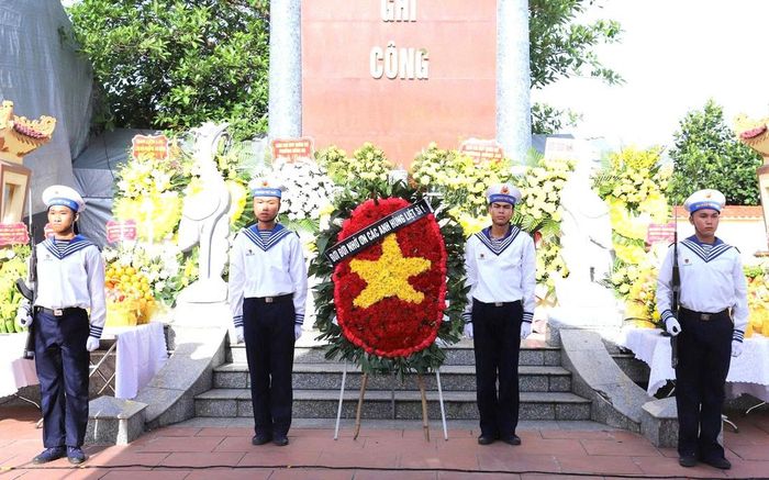 Cán bộ, chiến sĩ Lữ đoàn 131 Hải quân thực hiện nhiệm vụ tại Lễ tưởng niệm nghĩa trang Liệt sĩ phường Hồng An, TP. Hải Phòng.