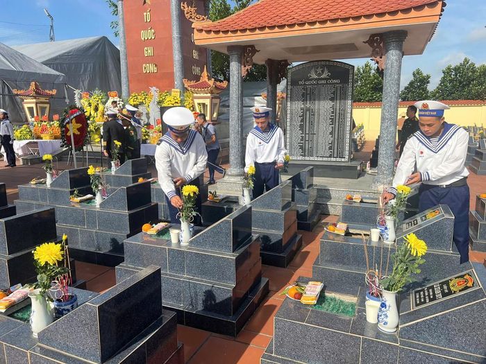 Cán bộ, chiến sĩ Tiểu đoàn 20, Bộ Tham mưu Hải quân dâng hương tưởng niệm các Anh hùng liệt sĩ.