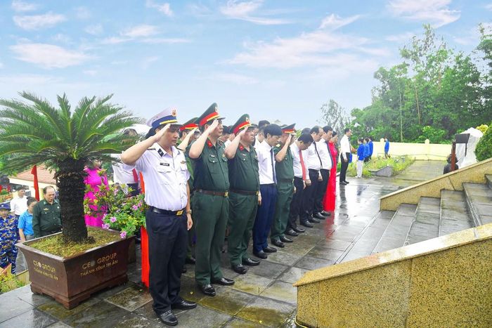 Cán bộ, chiến sĩ Lữ đoàn 169 - Vùng 1 Hải quân và các đại biểu tham dự Lễ dâng hương tưởng niệm các anh hùng liệt sĩ tại Nghĩa trang Liệt sĩ đặc khu Vân Đồn, tỉnh Quảng Ninh.