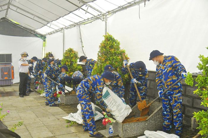 Cán bộ, chiến sĩ Lữ đoàn 169, Vùng 1 Hải quân phối hợp lấy mẫu ADN.