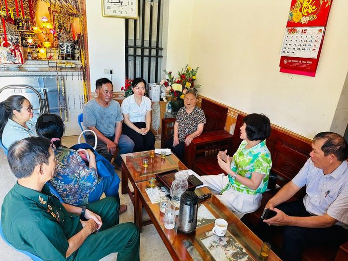 Các cấp ủy Đảng, chính quyền và đoàn thể địa phương thường xuyên đến thăm hỏi, chăm sóc sức khỏe cho Mẹ Đèo. Ảnh: Kim Thanh