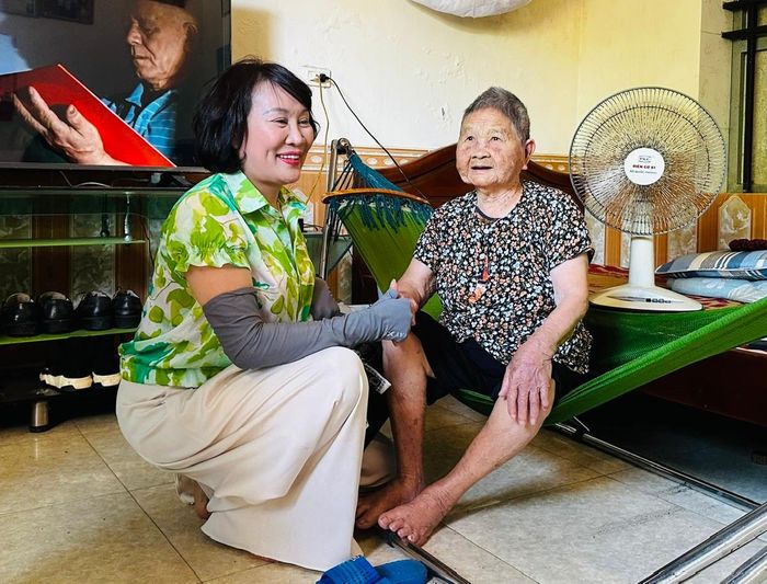 Bà Nguyễn Thị Thanh Thủy, Phó Chủ tịch Hội Hỗ trợ gia đình liệt sĩ tỉnh Hưng Yên, ân cần hỏi thăm sức khỏe Mẹ Việt Nam Anh hùng Trần Thị Đèo. Ảnh: Kim Thanh