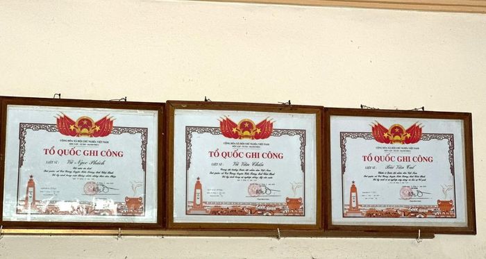 Ba tấm Bằng "Tổ quốc ghi công" được treo trang trọng ở vị trí cao nhất trong căn phòng nhỏ. Ảnh: Kim Thanh