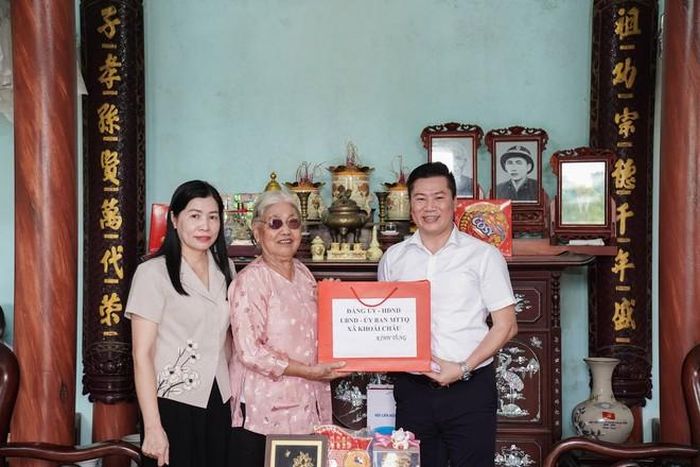 Bà Vũ Hồng Luyến, Tỉnh ủy viên, Phó Chủ tịch Ủy ban MTTQ Việt Nam tỉnh, Chủ tịch Hội LHPN tỉnh Hưng Yên; ông Hoàng Xuân Hào, Phó Bí thư Thường trực Đảng ủy xã Khoái Châu, thăm và tặng quà Anh hùng Lực lượng vũ trang nhân dân Trương Thị Tám.