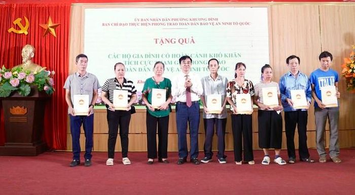 Ông Dương Đức Tuấn tặng quà cho người dân có hoàn cảnh khó khăn tịch cực trong phong trào toàn dân bảo vệ an ninh Tổ quốc
