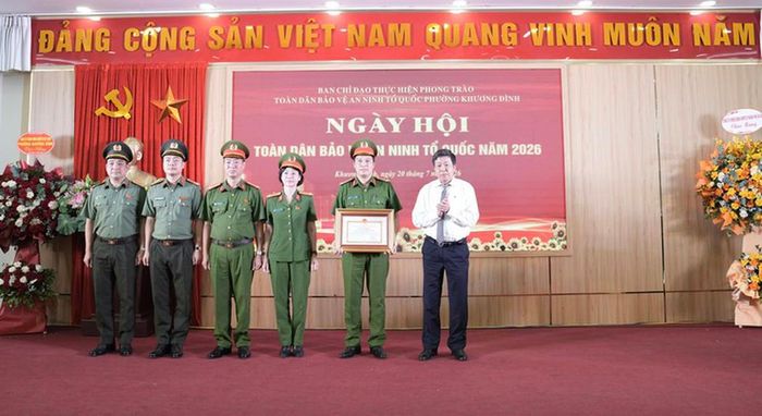 Ông Dương Đức Tuấn trao bằng khen của Chủ tịch UBND TP cho Ban Chỉ huy Công an phường Khương Đình