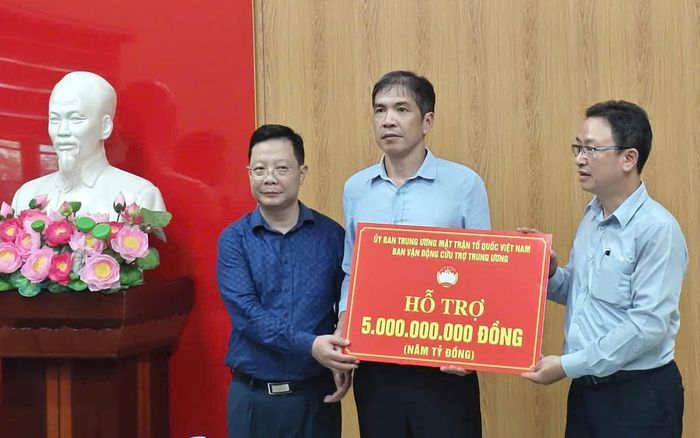 Ông Nguyễn Văn Thanh - Ủy viên Đoàn Chủ tịch, Trưởng Ban Dân tộc và Tôn giáo Cơ quan Ủy ban Trung ương MTTQ Việt Nam - trao số tiền hỗ trợ cho Ủy ban MTTQ Việt Nam tỉnh Lai Châu. Ảnh: Báo Lai Châu