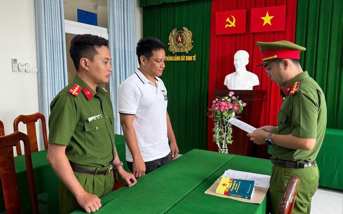 Cơ quan Cảnh sát điều tra Công an tỉnh Vĩnh Long tống đạt quyết định khởi tố bị can đối với Thái Lê Minh Tuấn.