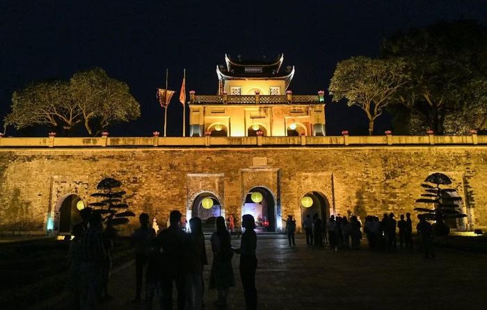 Tour đêm khám phá Hoàng Thành Thăng Long Hà Nội là lịch trình trải nghiệm không gian, các hoạt động trong cung đình xưa và những cổ vật hàng nghìn năm tuổi