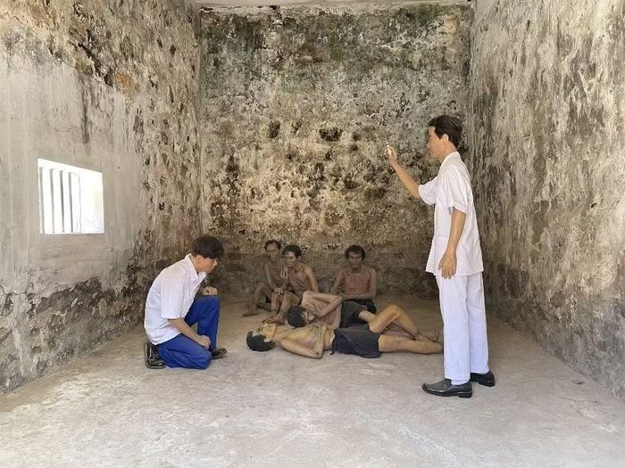 Được ví như “địa ngục trần gian”, Côn Đảo được đánh giá là nhà tù lớn nhất, dã man, lâu năm và khét tiếng nhất thế giới; nơi giam cầm, đày ải những người tù yêu nước, nhưng cũng là nơi ngời sáng lên phẩm chất và nghị lực phi thường, sự lạc quan, tin tưởng vào tương lai tươi sáng của người Việt Nam