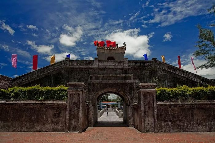 Thành cổ Quảng Trị là nơi khắc dấu những chiến công bất tử của quân, dân Quảng Trị nói riêng và cả nước nói chung; nơi giáo dục truyền thống yêu nước, truyền thống cách mạng cho hôm nay và cho các thế hệ mai sau