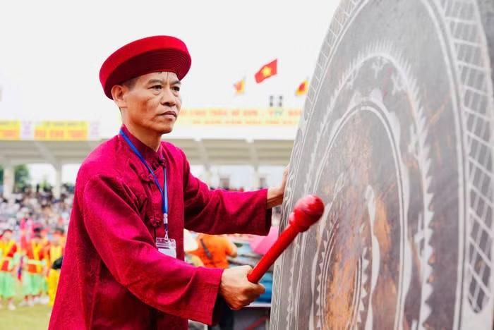 Ông Phạm Hoàng Tuấn, Phó Chủ tịch Thường trực UBND phường Đồ Sơn, Trưởng Ban Tổ chức Lễ hội chọi trâu truyền thống Đồ Sơn - VTV 2026 đánh trống khai hội