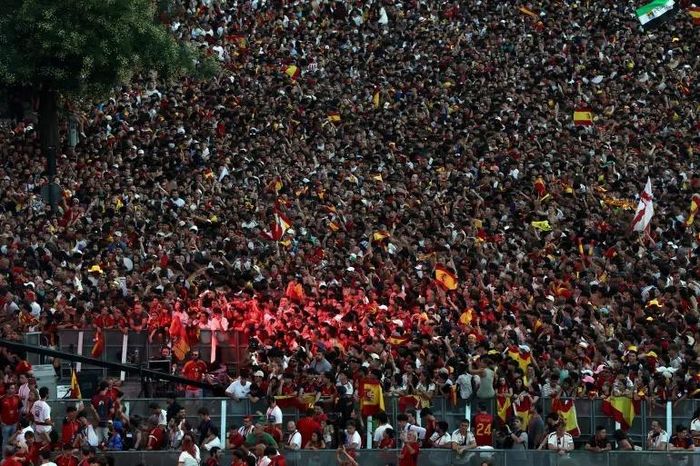 Người hâm mộ Tây Ban Nha tập trung đông nghịt tại quảng trường Cibeles ở Madrid để chờ đón đội tuyển trở về. Ảnh: Pierre-Philippe Marcou/AFP