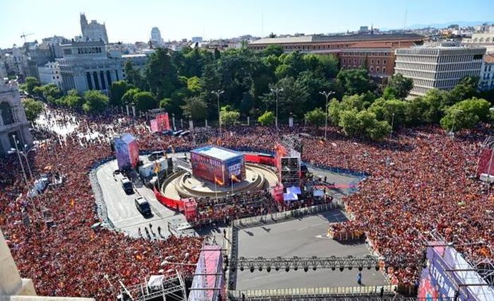Hàng ngàn cổ động viên Tây Ban Nha tập trung tại quảng trường Cibeles ở Madrid hôm thứ Hai. Ảnh: Richard Zubelzu/ZUMA Press Wire/Shutterstock