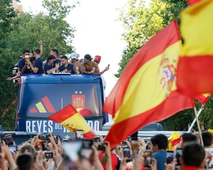 Các cầu thủ Tây Ban Nha diễu hành chiếc cúp vô địch World Cup qua Madrid hôm thứ Hai. Ảnh: BALLESTEROS/EPA