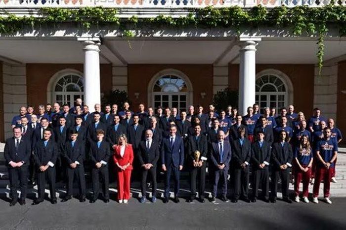 Thủ tướng Tây Ban Nha Pedro Sanchez (giữa) cùng đội tuyển Tây Ban Nha vô địch World Cup 2026 tại Cung điện La Moncloa ở Madrid. Ảnh: BORJA PUIG DE LA BELLACASA / AFP