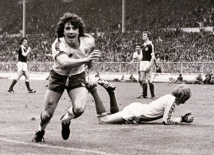 Kevin Keegan đang ăn mừng sau khi ghi bàn cho đội tuyển Anh trong trận đấu với Scotland năm 1979. Ảnh: Eamonn McCabe/Guardian