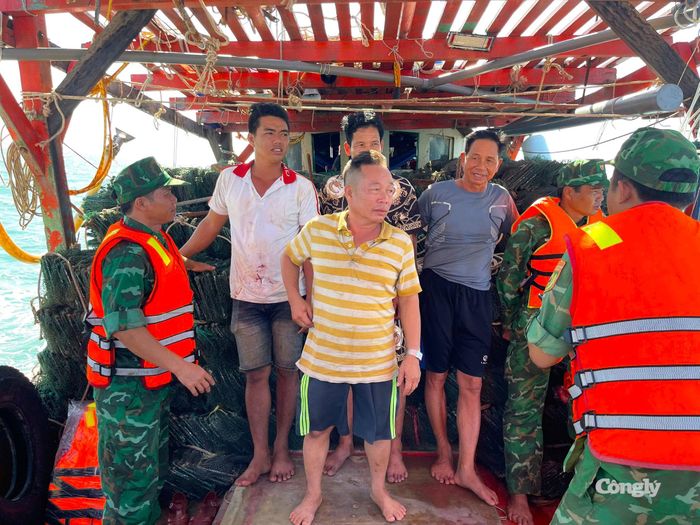 Các thuyền viên gặp nạn được tổ công tác Đồn Biên phòng Gành Hào đưa lên tàu cá an toàn.