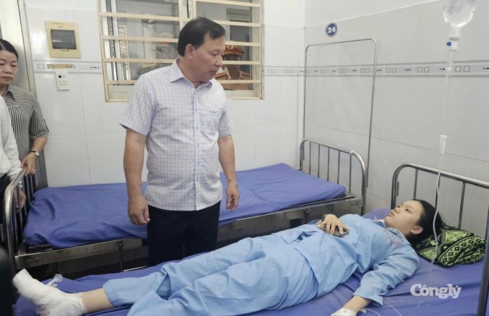 Chủ tịch UBND TP Đồng Nai Nguyễn Văn Út kiểm tra tình hình điều trị và động viên nạn nhân bị thương tại bệnh viện.