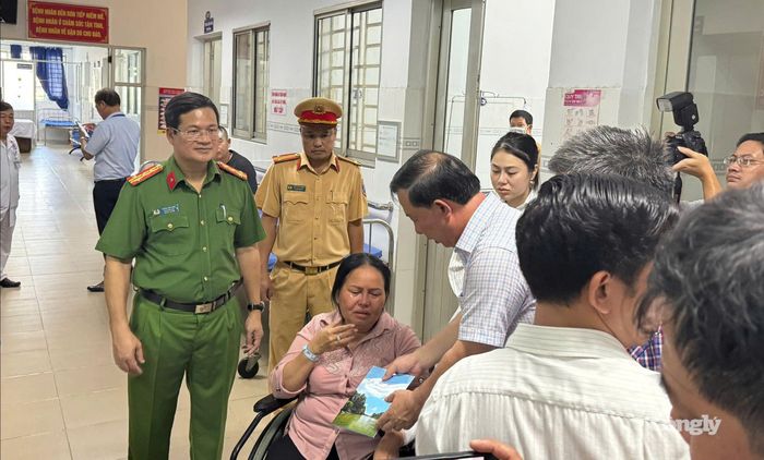 Lãnh đạo TP Đồng Nai thăm hỏi, trao hỗ trợ cho các nạn nhân, thân nhân người bị nạn.