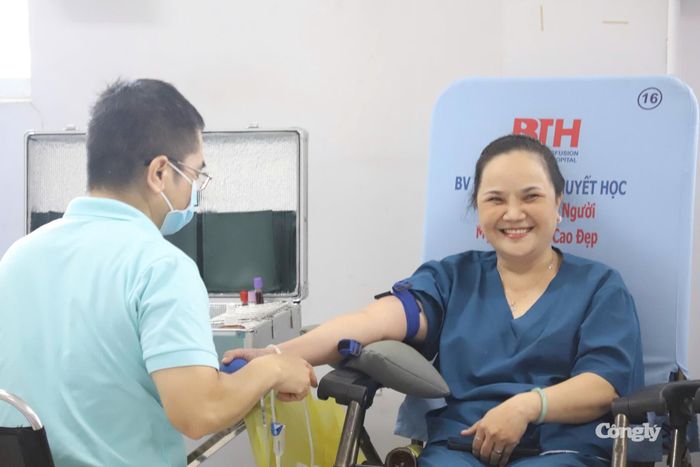Nhân viên y tế hào hứng thực hiện nghĩa cử cao đẹp.