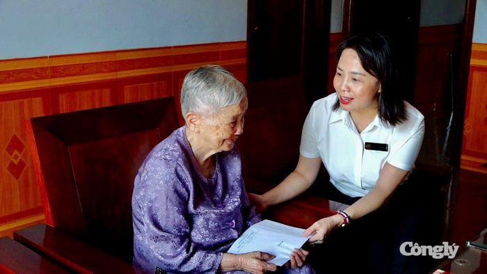 Đồng chí Trần Thị Thanh Tâm, Chánh án Tòa án nhân dân khu vực 8 - Lâm Đồng, thăm hỏi, tặng quà Mẹ Việt Nam Anh hùng Nguyễn Thị Xuân