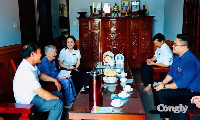 Đồng chí Trần Thị Thanh Tâm - Chánh án Tòa án nhân dân khu vực 8 cùng các thành viên trong đoàn thăm hỏi sức khỏe, đời sống của Mẹ Việt Nam Anh hùng Nguyễn Thị Xuân
