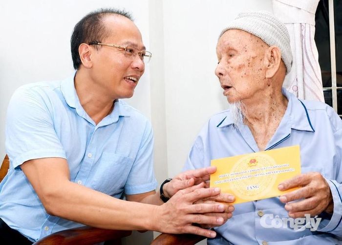 Chủ tịch Ủy ban MTTQ Việt Nam tỉnh Nguyễn Khắc Hà tặng quà, thăm hỏi sức khỏe ông Lê Thành, phường Tây Nha Trang.