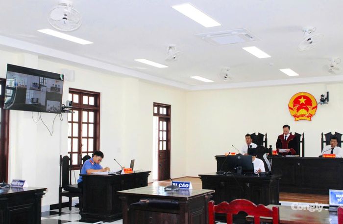 Hội đồng xét xử.