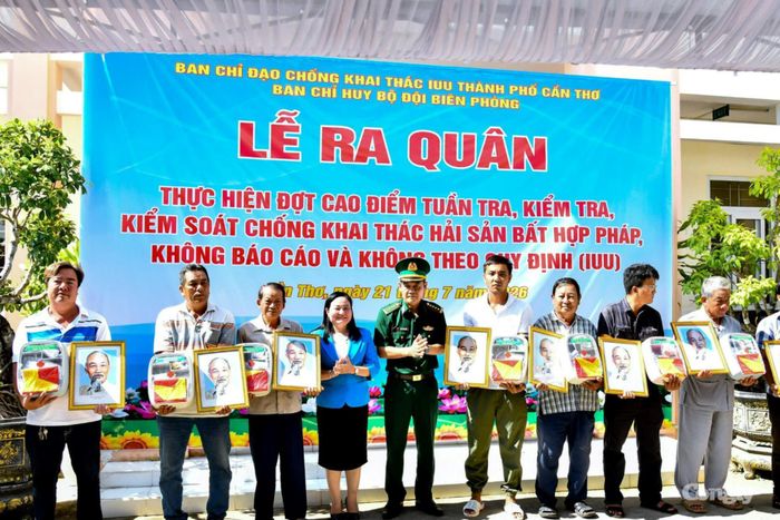Bà Quách Thị Thanh Bình, Phó Giám Đốc Sở Nông nghiệp và Môi trường và Đại tá Huỳnh Thanh Hùng, Chính ủy BĐBP TP Cần Thơ tặng Cờ Tổ quốc, ảnh Bác Hồ, tủ thuốc Biên phòng cho các ngư dân.