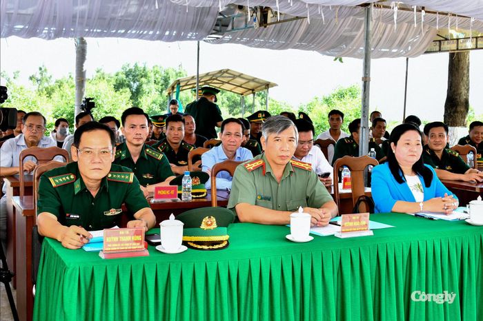 Các đại biểu tham dự lễ ra quân.