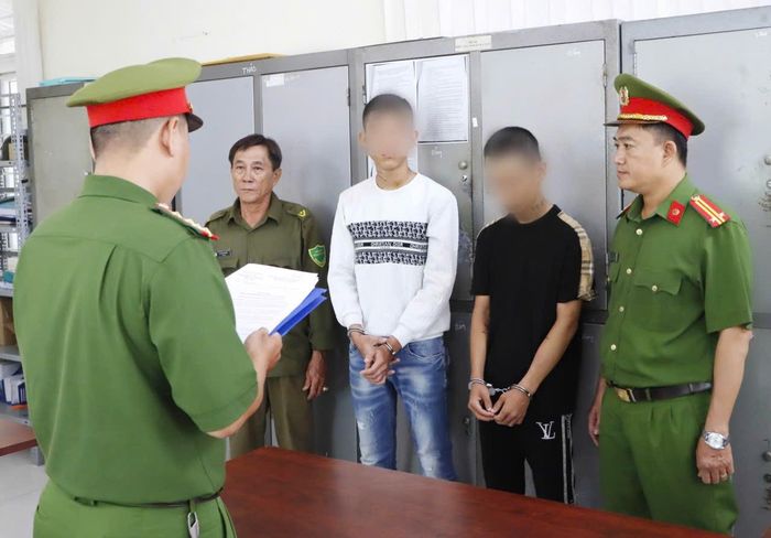 Cơ quan Công an tống đạt quyết định khởi tố bị can, lệnh bắt tạm giam Lê Trường Vửng và Nguyễn Chí Hùng (Ảnh: Công an Cà Mau)
