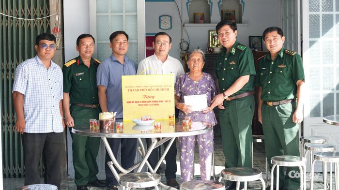 Thiếu tướng Trần Thanh Đức thăm, tặng quà cho bà Lê Thị Mép, thương binh hạng 2/4, tại xã Thái Mỹ.