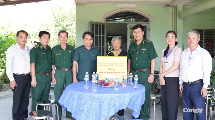 Thiếu tướng Trần Thanh Đức thăm, tặng quà cho bà Phạm Thị Tiến, bệnh binh hạng 3/3, thương binh hạng 4/4, cư trú tại xã Nhuận Đức.
