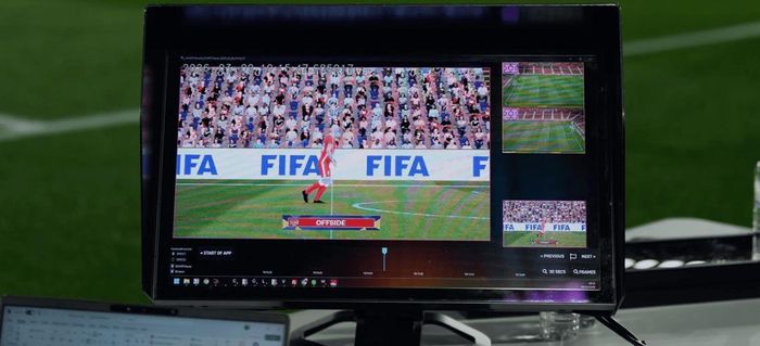 Hệ thống camera và cảm biến hỗ trợ AI xác định chính xác các tình huống trên sân. Ảnh: FIFA