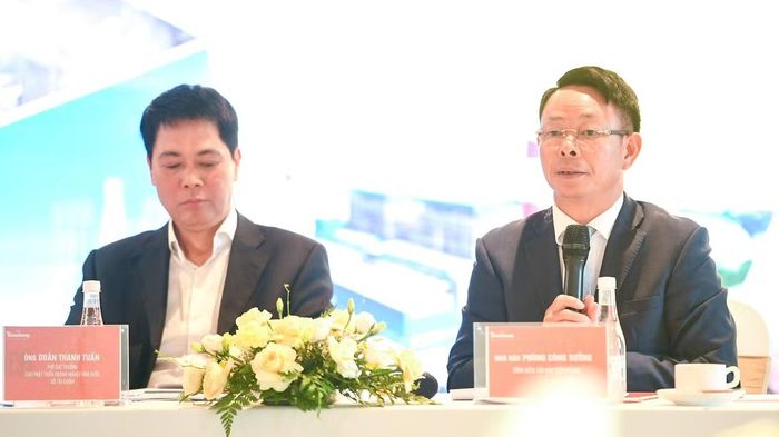 Nhà báo Phùng Công Sưởng (bên phải), Tổng biên tập báo Tiền Phong chia sẻ tại hội thảo sáng nay.