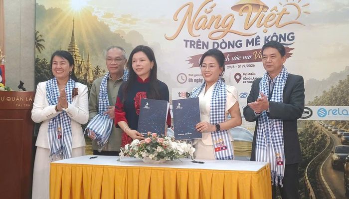 CLB doanh nhân 2030 ký kết thỏa thuận hợp tác với các doanh nghiệp tài trợ dự án Thư viện 2030. Ảnh: Quốc Hải.