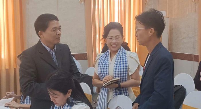 Ông Nguyễn Cao Cương, Phó chủ tịch thường trực VACD - đơn vị chủ quản của CLB Doanh nhân 2030, Tổng biên tập Tạp chí điện tử Nhà Quản Trị (TheLEADER) trao đổi với ông Vũ Tiến Thập, người khởi xướng dự án Thư viện 2030. Ảnh: Quốc Hải.