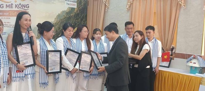 Ông Nguyễn Cao Cương, Phó chủ tịch thường trực VACD - đơn vị chủ quản của CLB Doanh nhân 2030, Tổng biên tập Tạp chí điện tử Nhà Quản Trị (TheLEADER) trao quyết định cho các thành viên tổ chức chương trình. Ảnh: Quốc Hải.