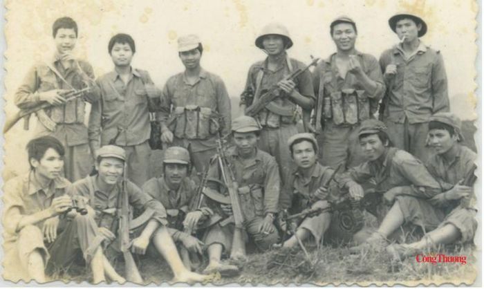 Thiếu úy Đặng Vương Hưng (ngồi đầu tiên từ trái qua) cùng đồng đội trên điểm cao 820 (huyện Tràng Định, tỉnh Lạng Sơn) sau trận pháo kích. Ảnh: NVCC