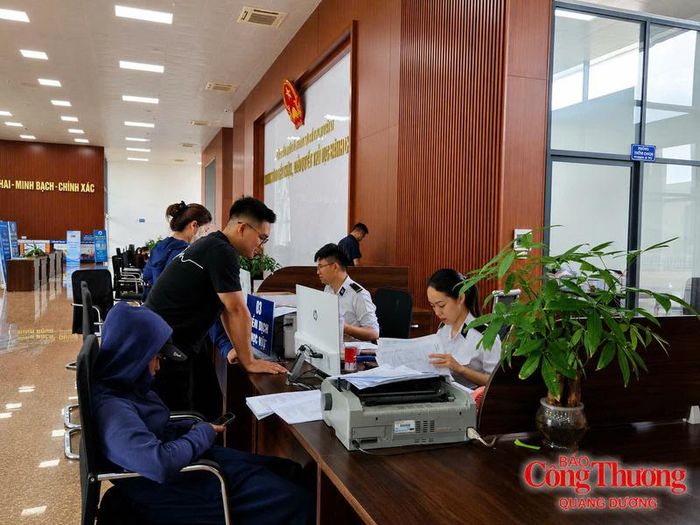 Lực lượng Hải quan Cửa khẩu quốc tế Lào Cai làm việc với các doanh nghiệp xuất nhập khẩu hàng hóa