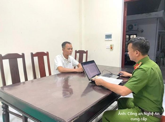 Cơ quan Công an lấy lời khai một đối tượng trong chuyên án