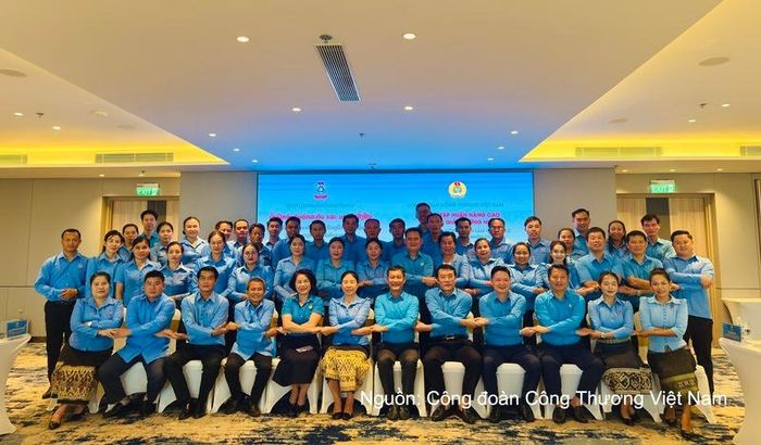 Các đại biểu tham gia khóa tập huấn nâng cao cho cán bộ công đoàn làm công tác giảng viên kiêm nhiệm của Trung ương Liên hiệp Công đoàn Lào.