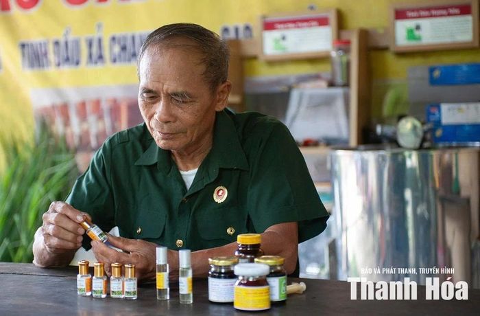 Cựu chiến binh Phạm Văn Đính và các sản phẩm tinh dầu, cao dược liệu có nguồn gốc từ thảo dược địa phương.