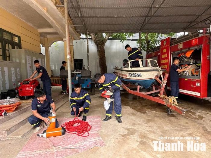 Cán bộ, chiến sĩ Đội Chữa cháy và Cứu nạn, cứu hộ khu vực 6 bảo dưỡng, vận hành các trang thiết bị.
