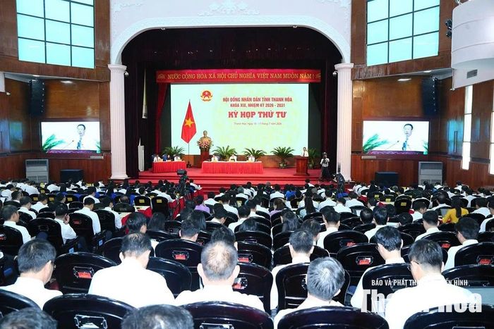 Đồng chí Lê Quang Hùng, Ủy viên Ban Thường vụ Tỉnh ủy, Phó Chủ tịch UBND tỉnh trình bày báo cáo kết quả giải quyết ý kiến, kiến nghị của cử tri và Nhân dân gửi tới Kỳ họp thứ 37, HĐND tỉnh khóa XVIII tại kỳ họp thứ tư, HĐND tỉnh khóa XIX.