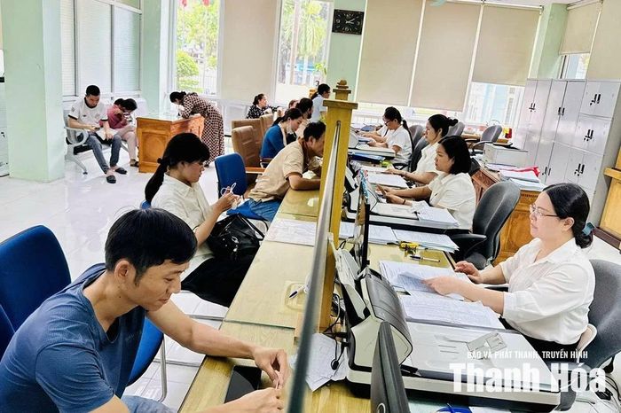 Người dân đến giao dịch tại bộ phận một cửa BHXH tỉnh.
